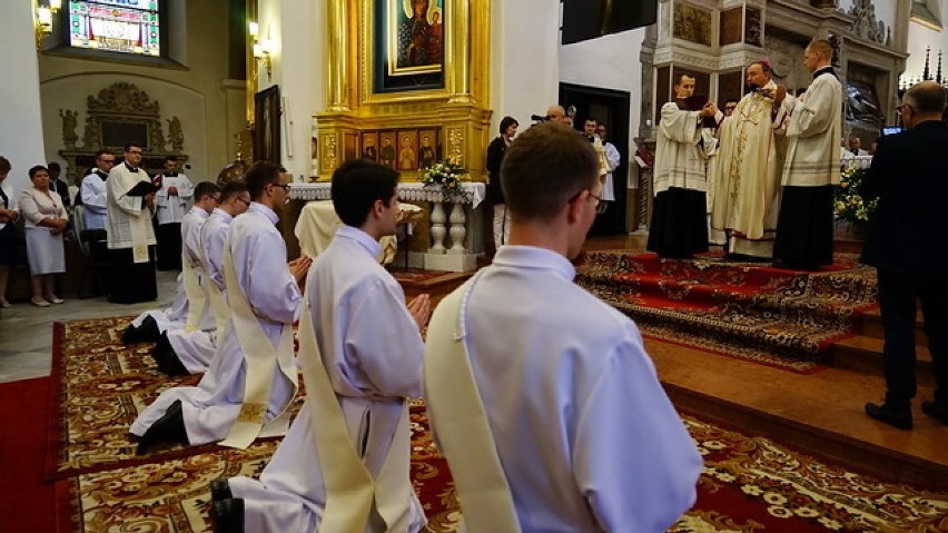 Nowi kapłani w diecezji tarnowskiej. Dzisiaj mają prymicje w rodzinnych parafiach