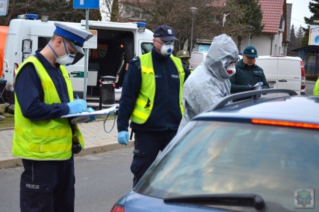 Krapkowiccy policjanci ubrali się w kombinezony ochronne, rękawiczki i maseczki, o sytuacji poinformowali dyżurnego i przetransportowali mężczyznę do specjalnego pomieszczenia w komendzie.