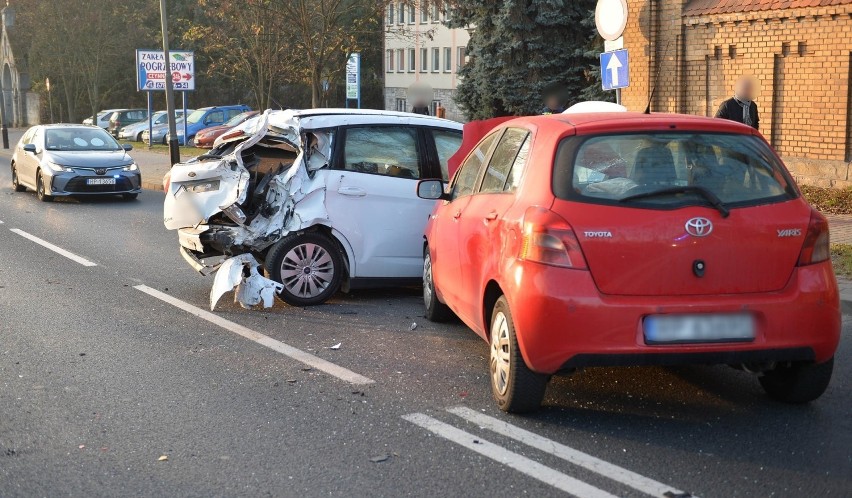 Wypadek w Przemyślu. Na ul. Słowackiego doszło do zderzenia ciężarówki i dwóch osobówek. Jedna osoba została ranna [ZDJĘCIA]