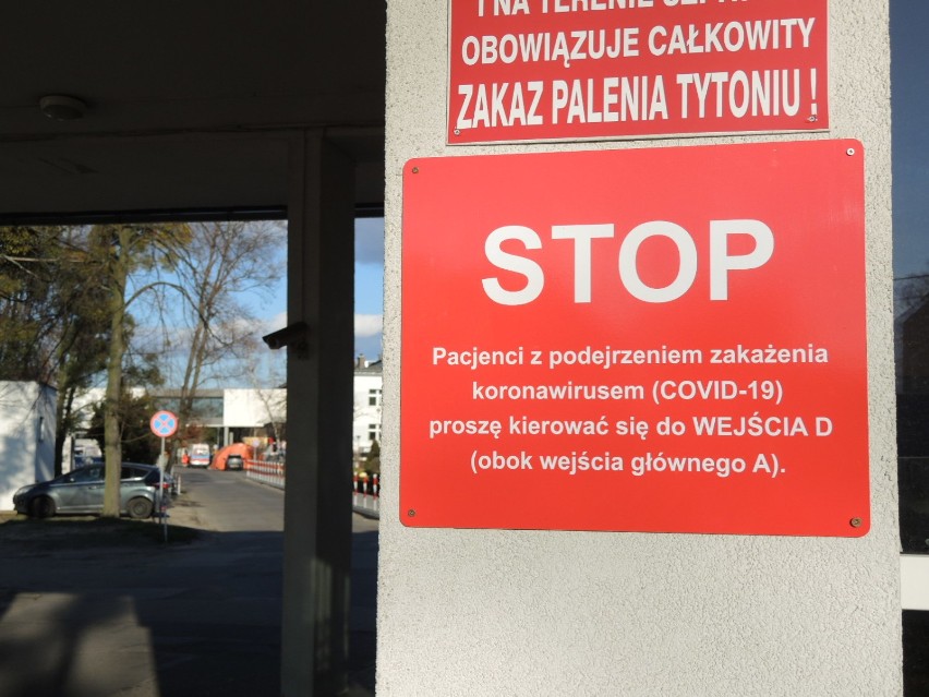 Szpital w Ostrowie Wielkopolskim. Przed placówką stanęły pomarańczowe namioty [ZDJĘCIA]