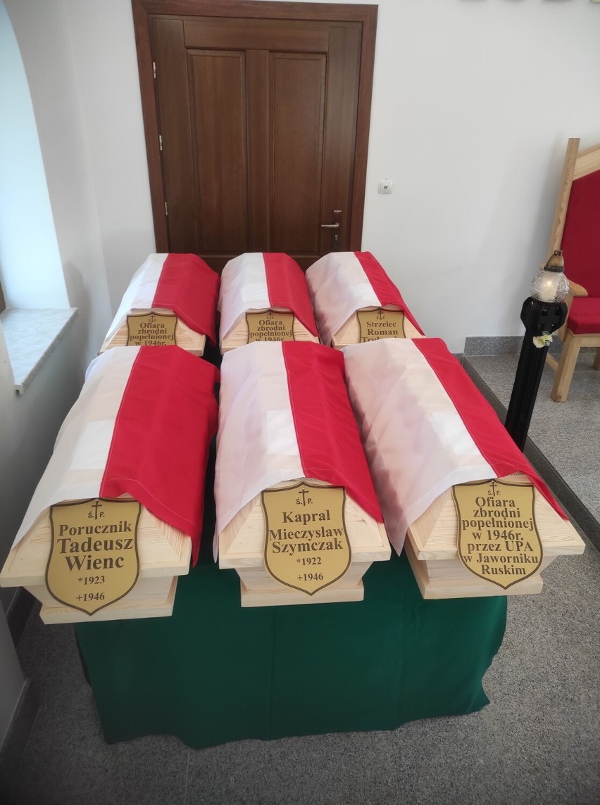 Szczątki zamordowanych przez UPA żołnierzy Wojska Polskiego w kaplicy w Birczy [ZDJĘCIA]