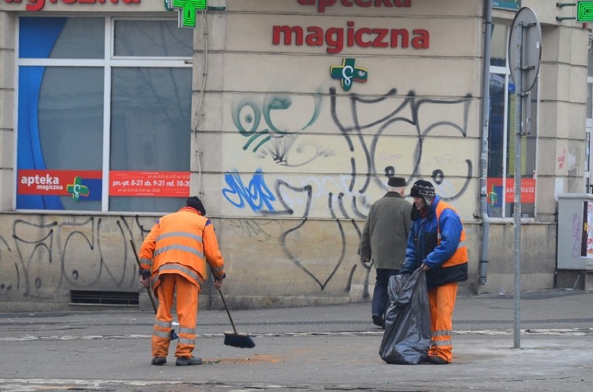 Trwa sprzątanie Poznania po sylwestrowym szaleństwie