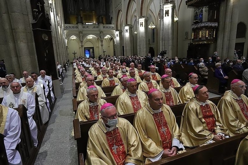 Biskupi, którzy byli w kościele św. Mateusza w Pabianicach mają koronawirusa