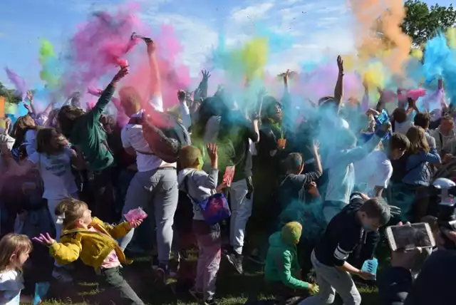 Holi Festiwal w Lubinie. Kolorowo na błoniach! Dni Lubina rozpoczęte. Bawimy się do niedzieli!