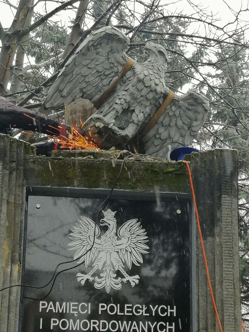 Z pomnika poległych w walkach z UPA w Lesku zdemontowano orła