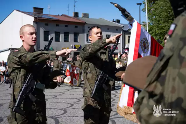 Słowa roty przysięgi wojskowej wypowiedziało ponad 70 ochotników z całego województwa łódzkiego