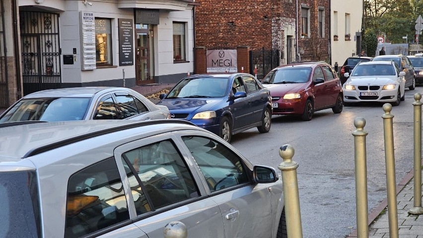 Były blokady i mandaty, ale korki w centrum Kielc gdzieś zniknęły. Urzędnicy zostawili samochody?