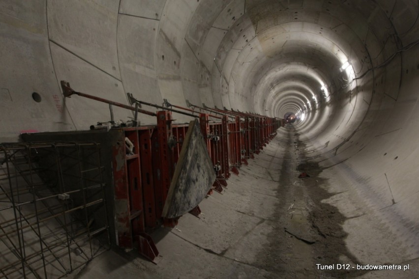 Budowa metra: montują szyny w tunelach szlakowych