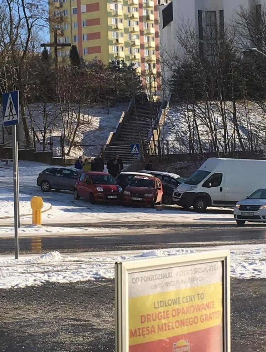 Gdynia: Karambol ośmiu aut. 05.03.2021. Policja wystawia mandaty i kieruje wnioski do sądu. Uważajcie, na drogach znowu jest ślisko!
