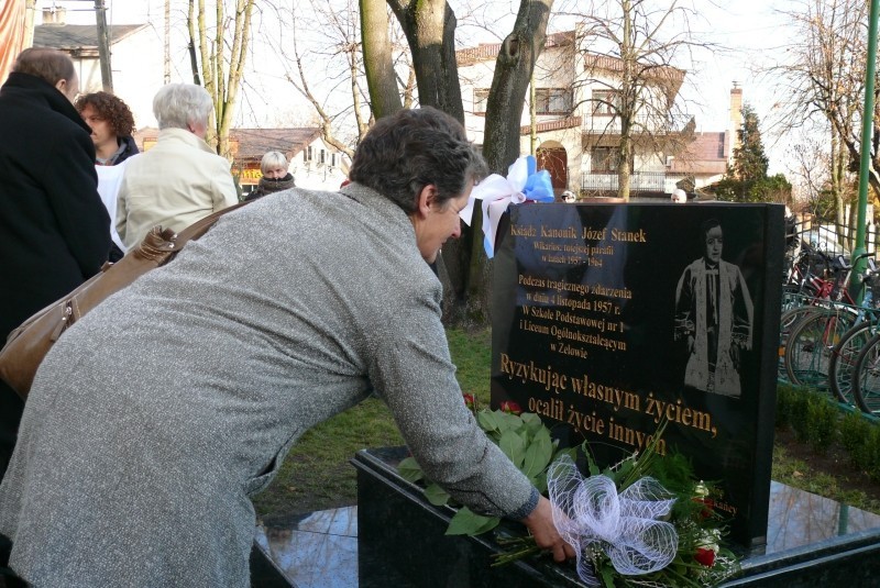 W Zelowie odsłonili tablicę księdza Stanka