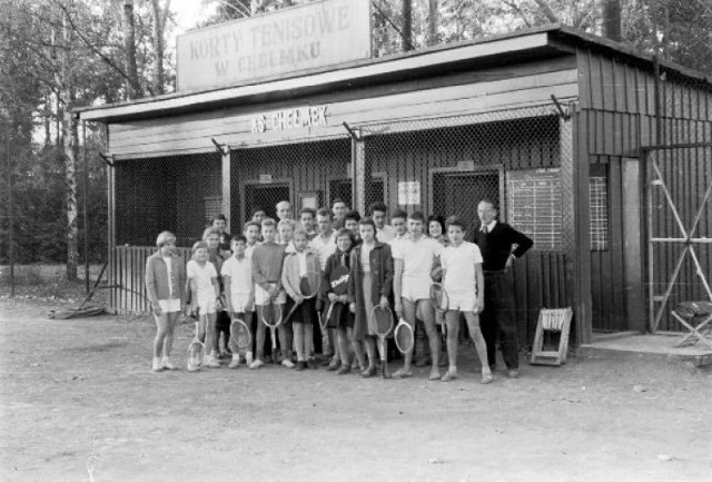 Tradycje tenisa w Chełmku sięgają lat 30. ubiegłego wieku, gdy powstały korty tenisowe przy ul. Brzozowej