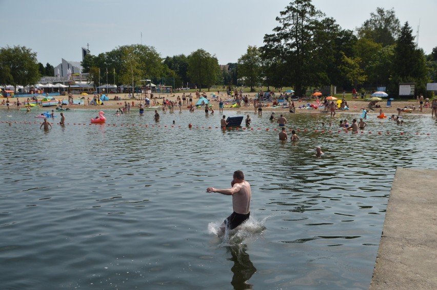 Plaża nad Jeziorem Charzykowskim (Łukomie) oblegana przez turystów| ZDJĘCIA