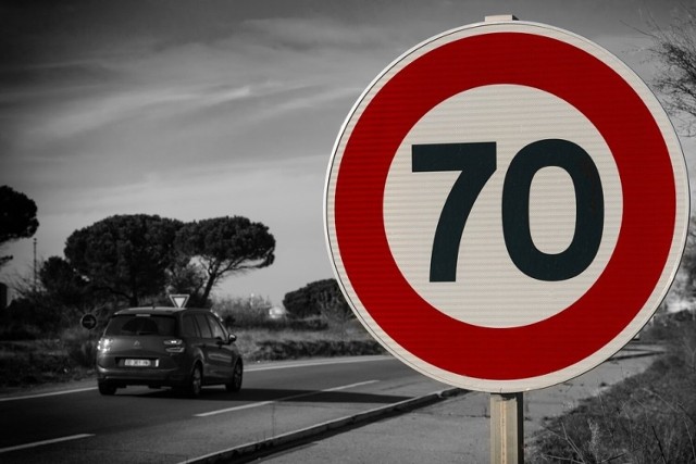 W Chorwacji za przekroczenie prędkości w obszarze niezabudowanym można zapłacić od 500 do 7 000 kun ( 296 – 4 151 zł).