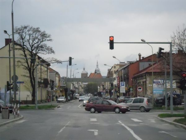 Widok z ulicy Lwowskiej na sądeckie Stare Miasto niezmiennie od wieków ma w centrum wieże kościoła farnego