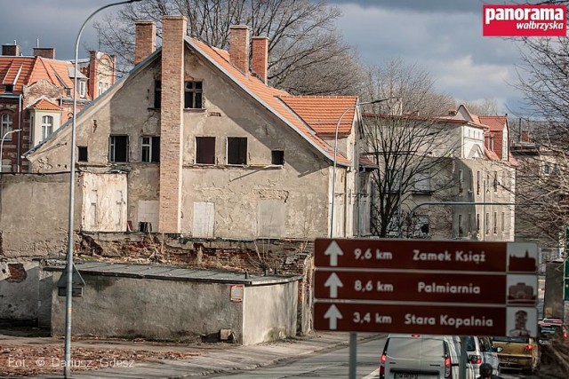 Trwa rozbiórka budynków na wałbrzyskim Sobięcinie w związku z budową Trasy Sudeckiej