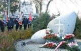 Kramsk. Tradycyjnie przy krzyżu oraz pomniku „W hołdzie poległym za wolność i niepodległość Ojczyzny” złożono kwiatów i zapalono znicze