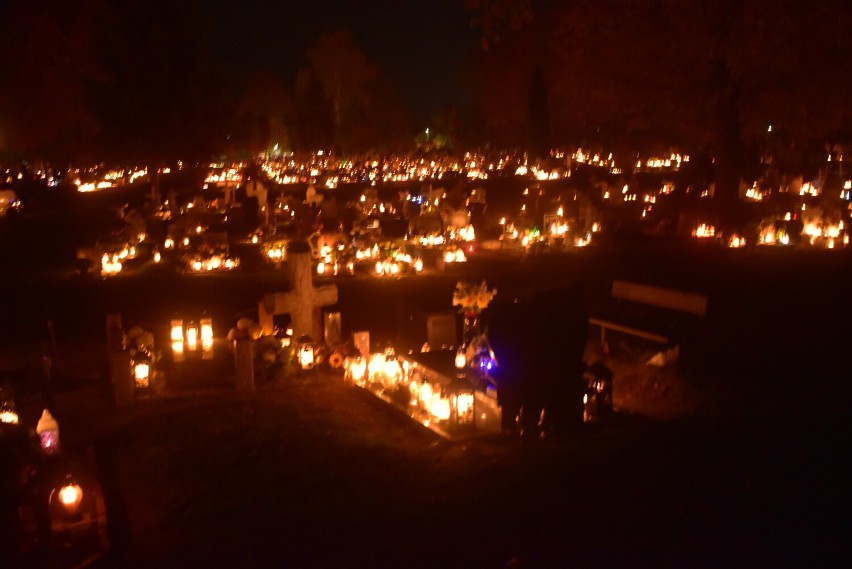 Zdjęcia wykonane po zmroku na cmentarzu komunalnym w Krośnie...