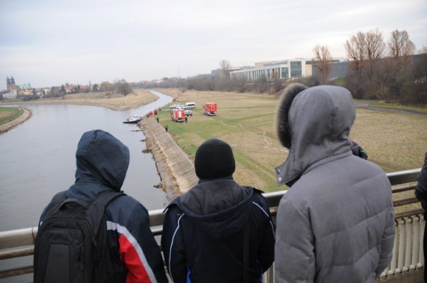 W piątek rano policjanci i strażacy ponownie przeszukują...