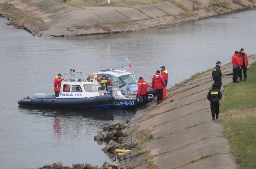 W piątek rano policjanci i strażacy ponownie przeszukują...