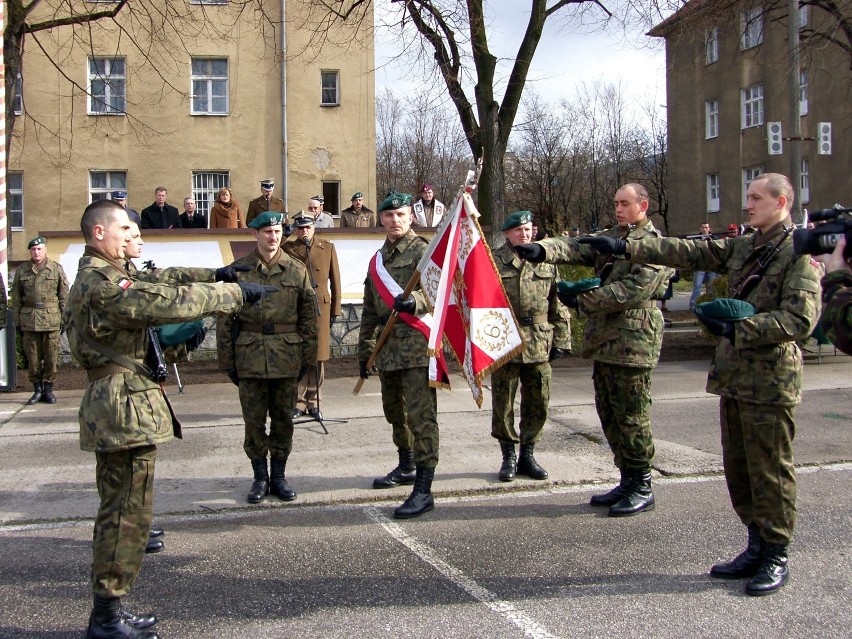 Głogów: Wojsko z dawnych lat. Przypominamy przysięgę wojskową z marca 2007 roku. Składali ją żołnierze 6. Ośrodka Przechowywania Sprzętu