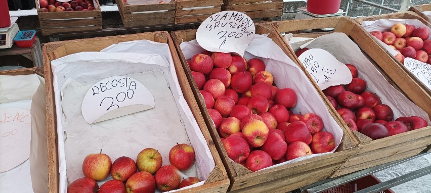 Jabłka i gruszki różnych odmian kupić można u sadownika z...
