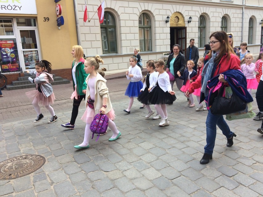 Międzynarodowy Dzień Tańca w Gnieźnie z charytatywnym akcentem [FOTO, VIDEO]