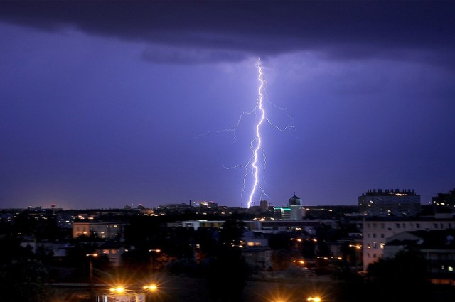 W piątek, 12 czerwca po południu w Poznaniu możliwe są przelotne opady deszczu i burze, lokalnie z gradem.