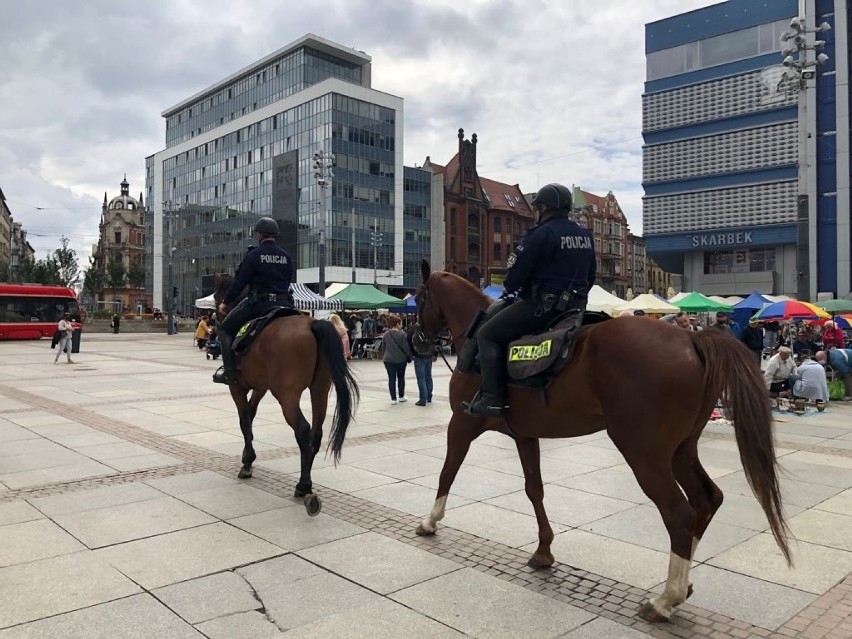 Dodatkowe patrole policji w centrum Katowic. Posypały się już pierwsze mandaty. Za co?