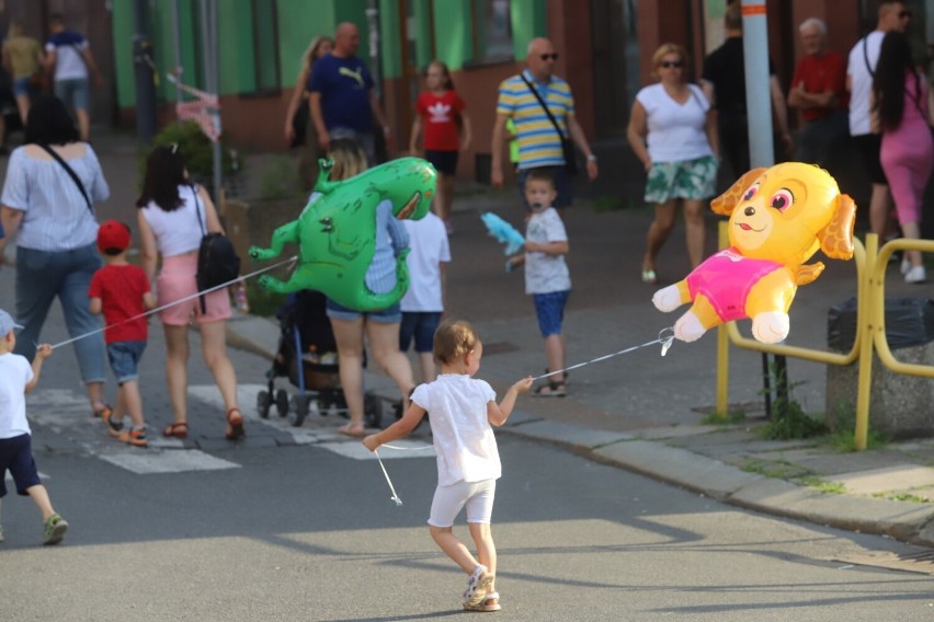 Zobacz kolejne zdjęcia. Przesuwaj zdjęcia w prawo - naciśnij...