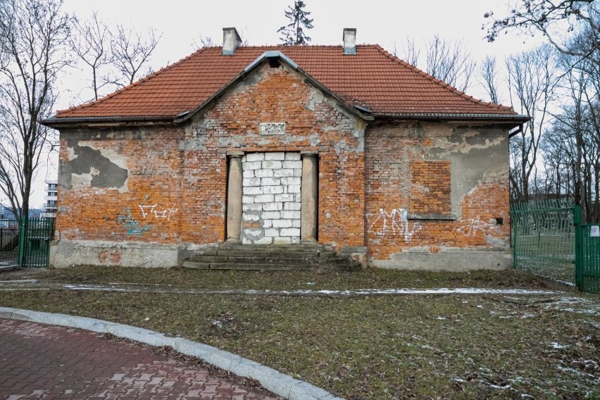 Kraków. Cmentarna kaplica przy ul. Czerwone Maki popada w ruinę. Zarząd Cmentarzy Komunalnych planuje remont, ale dopiero za kilka lat