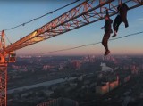Dwaj Rosjanie wspięli się na dźwig pracujący ponad 300 metrów nad ziemią. Ich wyczyn nagrał dron (wideo)