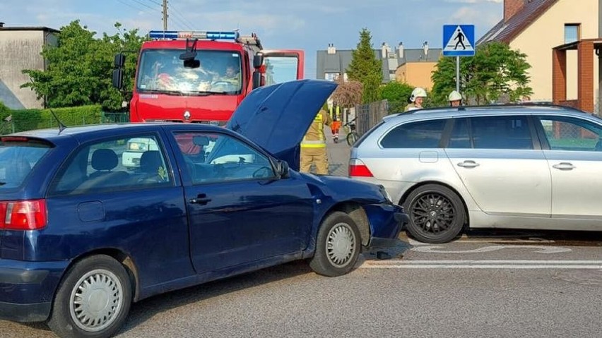Wejherowo. Zderzenie trzech samochodów na skrzyżowaniu ul. Konopnickiej i Stefczyka. Kierowca BMW nie zatrzymał się na znaku stop | ZDJĘCIA