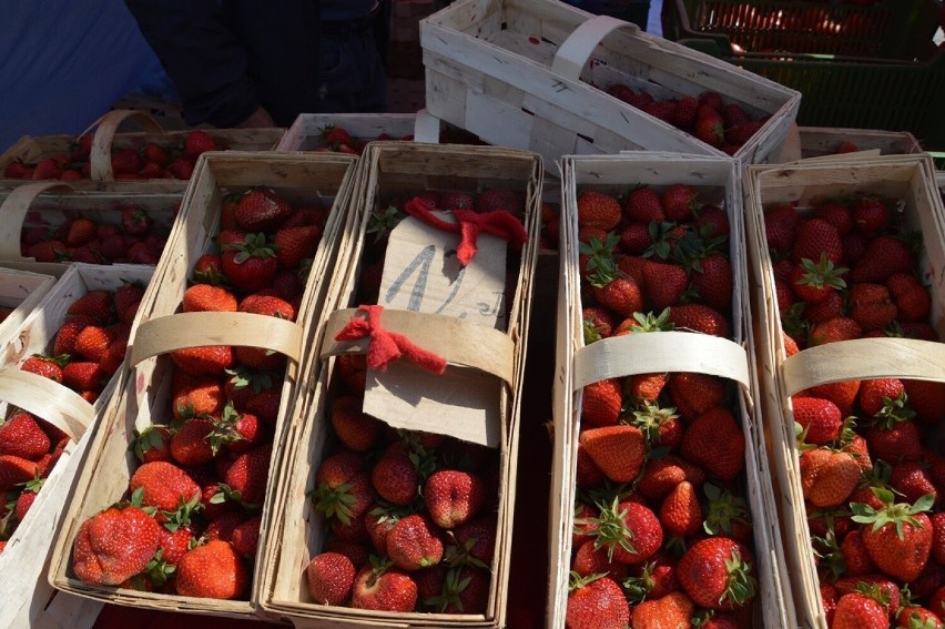 Truskawki królują na targu w Stalowej Woli. Zobacz na zdjęciach ceny warzyw i owoców