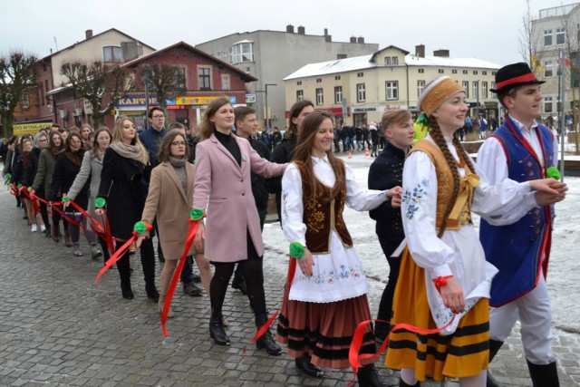 11 stycznia tegoroczni maturzyści szkół ponadgimnazjalnych powiatu kartuskiego zatańczyli na Rynku poloneza.