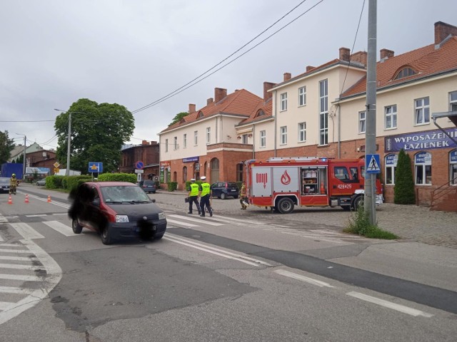 44-letni kierujący fiat panda nie zauważył pieszego przechodzącego przez przejście dla pieszych i potrącił go