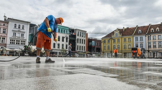 W czwartek, zgodnie z zapowiedziami bydgoskich drogowców, trwało chemiczne czyszczenie płyty Starego Rynku. Pytanie, czy dzięki temu brzydkie zacieki z granitowych płyt nareszcie znikną?

Remont Starego Rynku w Bydgoszczy zakończył się niedawno, a kosztował blisko 15 mln zł. Zdania co do efektu prac są podzielone, największe kontrowersje budzi jednak wygląd granitowych płyt, jakie pokrywają Stary Rynek. Krótko po montażu zaczęły się na nich pojawiać nieestetyczne zacieki. 

Skąd się biorą?  - Łączenia płyt są wypełniane piaskiem kwarcowym, a ten ma to do siebie, że trochę dłużej przytrzymuje wilgoć - twierdzi Jacek Witkowski, szef drogowców. 

Niestety, wygląda to źle. Dlatego w czwartek płyty były czyszczone chemicznie. Pytanie, czy na dłuższą metę to coś da. 



