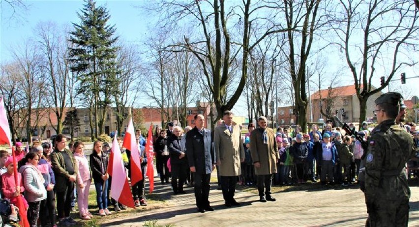 W Mieszkowie pod pomnikiem generała Stanisława Taczaka złożono wiązanki kwiatów [ZDJĘCIA]