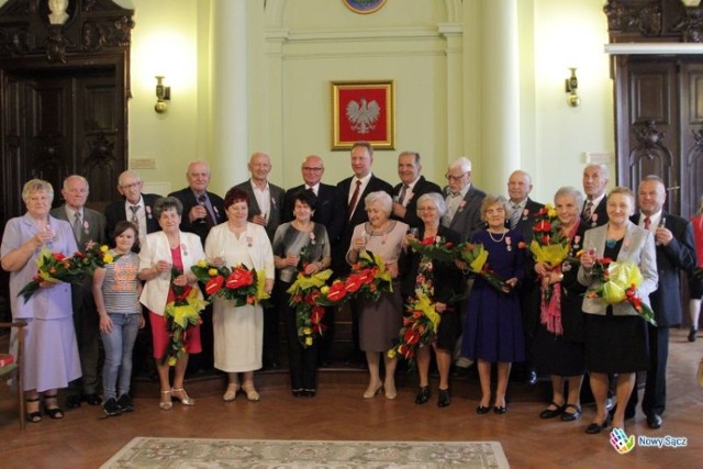 Medal za długoletnie pożycie nadawany jest przez prezydenta Rzeczypospolitej Polskiej na wniosek wojewody dla par, które przeżyły w jednym związku 50 lat