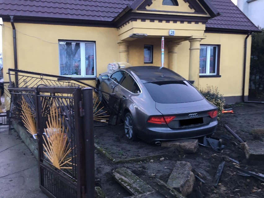 Pleszew. Samochód zaparkował... w domu. Niebezpieczny wypadek na ul. Piaski w Pleszewie