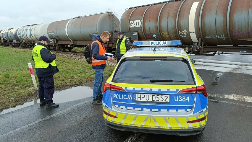 Do wypadku doszło na przejeździe kolejowym w Oborze pod...