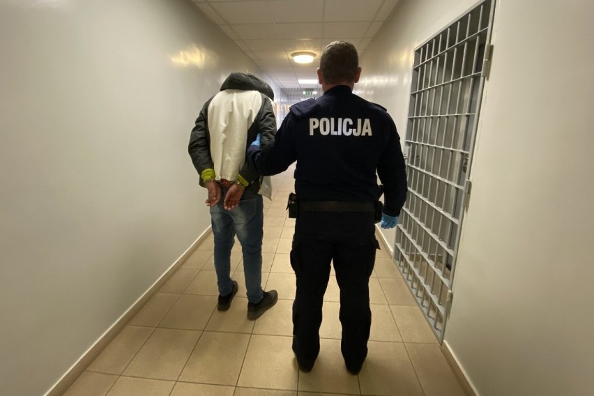 Skradli charytatywną puszkę z datkami, zostali zatrzymani przez policjantów z Poddębic ZDJĘCIA