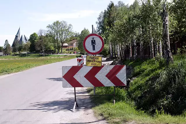 Powstaje kolejny odcinek chodnika przy drodze powiatowej w Moszczenicy