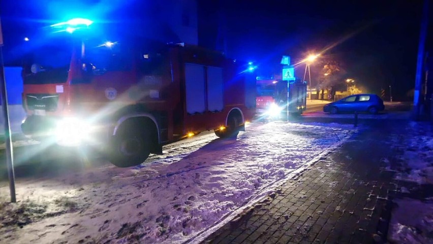 Pożar w budynku wielorodzinnym w Czeszwie pod Gołańczą. Na miejsce skierowano zastępy straży pożarnej