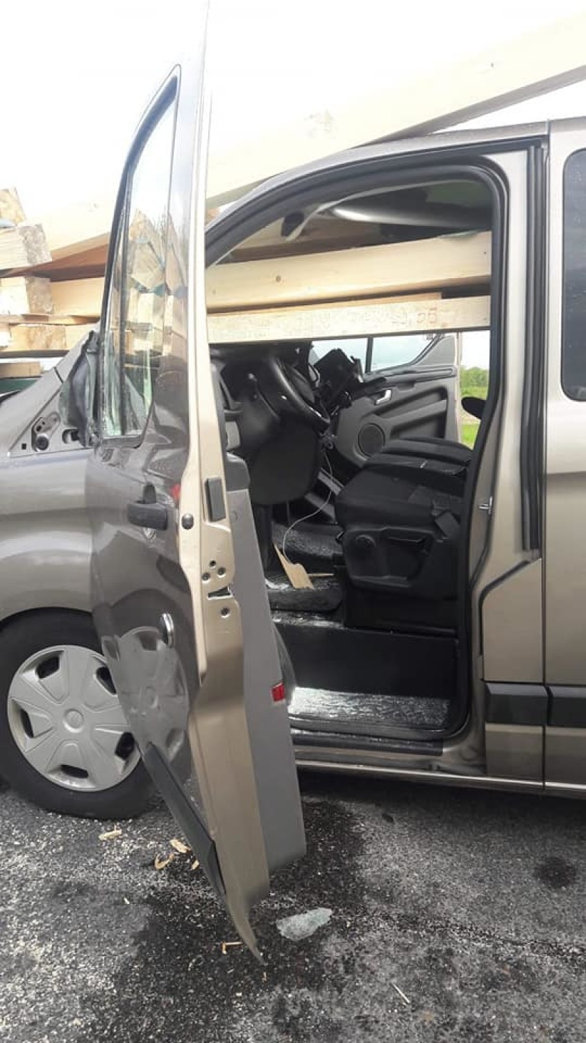 Groźny wypadek w Miszewie - drewniane belki przebiły się przez szybę samochodu