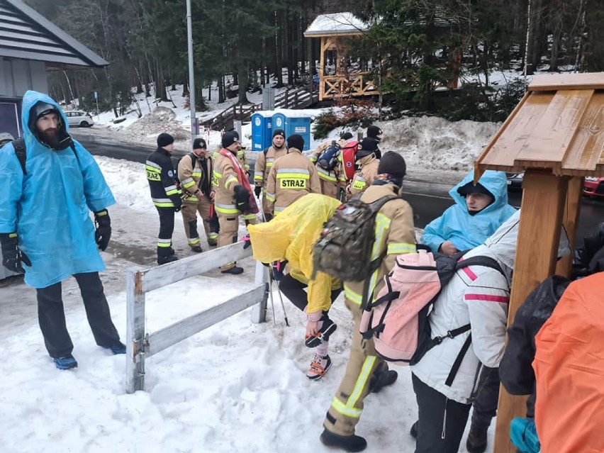 Strażacy OSP Smardzów weszli na Śnieżkę - akcja na rzecz małego Szymonka i budowy hospicjum w Głogowie 