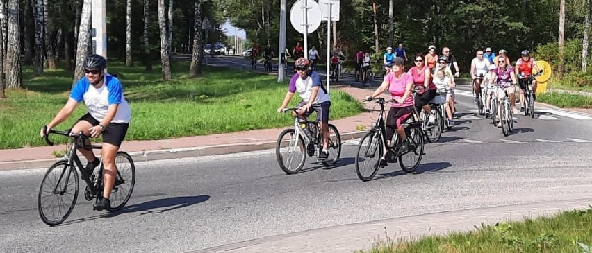 Kilkadziesiąt osób na rodzinnym rajdzie rowerowym w Starachowicach z prezydentem Markiem Materkiem. Zobacz zdjęcia 