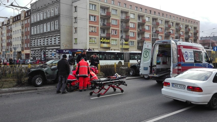 Wypadek w centrum Szczecina. Poszkodowany kierowca quada [ZDJĘCIA] 