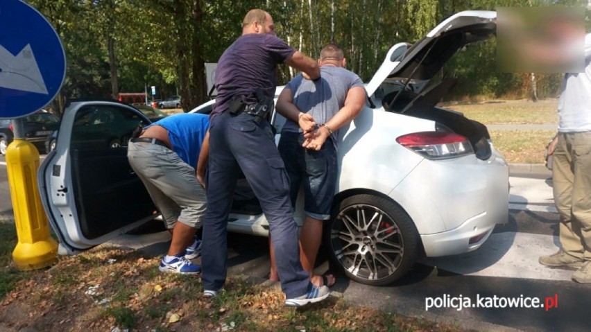 Katowice: policja ujęła dilera dopalaczy z Myszkowa. Miał w samochodzie ponad kilogram dopalaczy