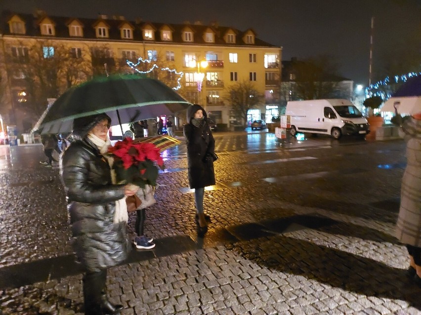  Na rynku w Ostrowcu Świętokrzyskim rozświetlono choinkę, Mikołaj rozdawał prezenty. Była świetna zabawa