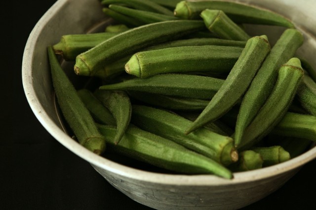 Okra to warzywo popularne m.in. w kuchni indyjskiej. Okazuje się, że ekstrakt z tej rośliny może pomóc w skutecznym usuwaniu mikroplasiku.